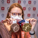 Nina Christen mit ihren beiden Medaillen. (Bild: Christian Herbert Hildebrand (Zürich Flughafen, 2. August 2021))