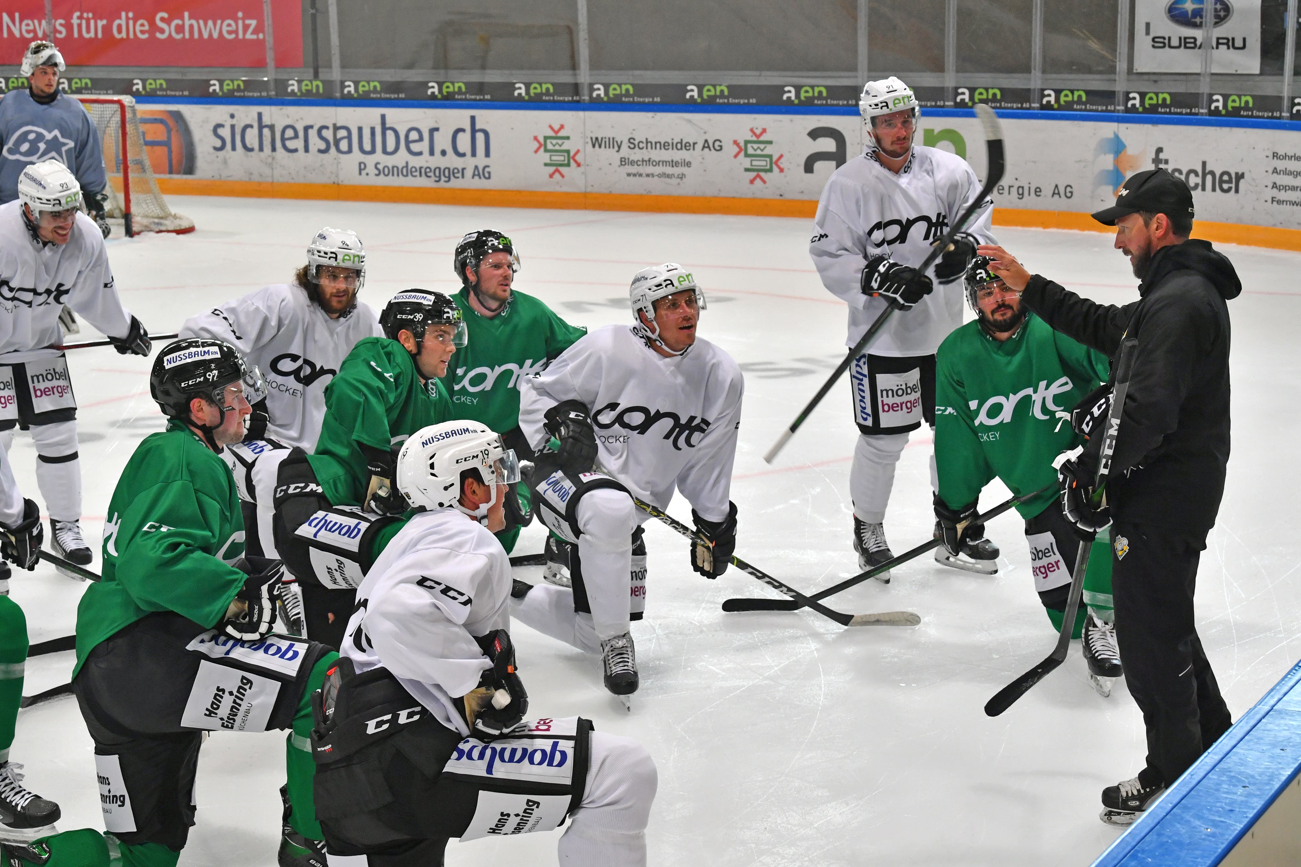 Erstes Eistraining des EHC Olten mit dem neuem Trainer Lars Leuenberger und den neuen Spielern.