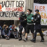 Das Klimabündnis «Rise Up for Change» besetzt die Eingänge von Credit Suisse (Bild) und UBS auf dem Zürcher Paradeplatz. (Keystone (Zürich, 2. August 2021))