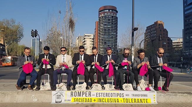 Die Hombres Tejedores (webende oder strickende Männer) an einer Aktion in Chile.