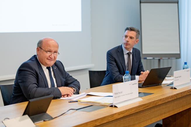 Regierungsrat Peter Hodel (l.) präsentiert mit Steueramt-Chef Thomas Fischer den Gegenvorschlag zur Steuersenkungsinitiative. 