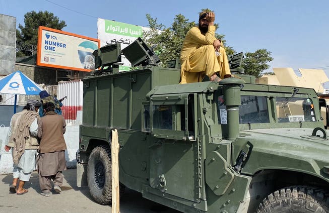 Begrenzter Handlungsspielraum für die Schweiz: Talibankämpfer vor dem Flughafen in Kabul.
