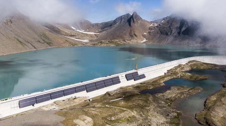 «Alpin Solar»: Die Axpo baute an der Muttsee-Staumauer die grösste alpine Solaranlage der Schweiz – 4872 Solarmodule  wurden installiert. (Gian Ehrenzeller/ Keystone)