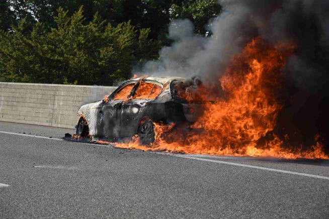 Ein oft gesehenes Bild in den vergangenen Wochen: Ein Auto steht auf dem Goldachviadukt in Meggenhus in Flammen.
