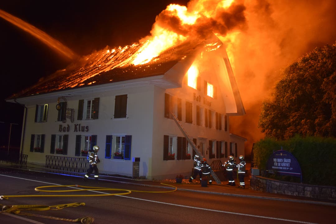 Flammen schiessen aus dem Dachstock des Restaurants Bad Klus.