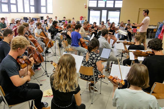 Das Zentralschweizer Jugendsinfonieorchester probt unter der Leitung von Dirigent Gregor Bugar im Sportcamp Melchtal.