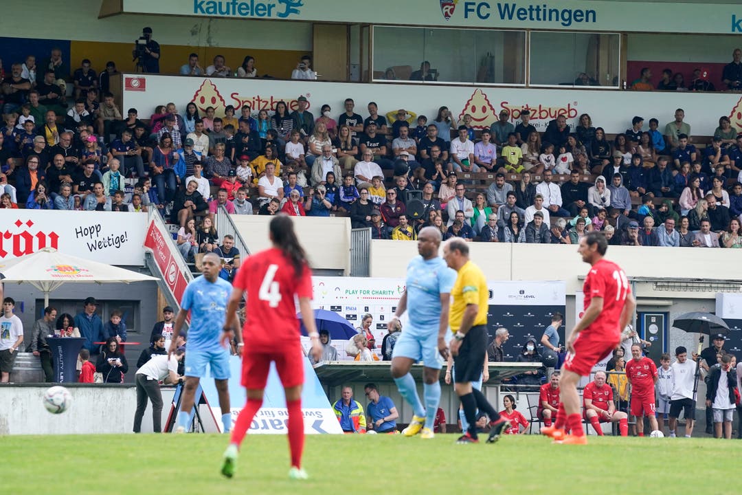 Viele Besucher verfolgen das Spiel am Play for Charity Fussballspiel zugunsten von Hilfsorganisationen für Frauen auf dem Areal des Stadion Altenburg am 22. August 2021 in Wettingen.