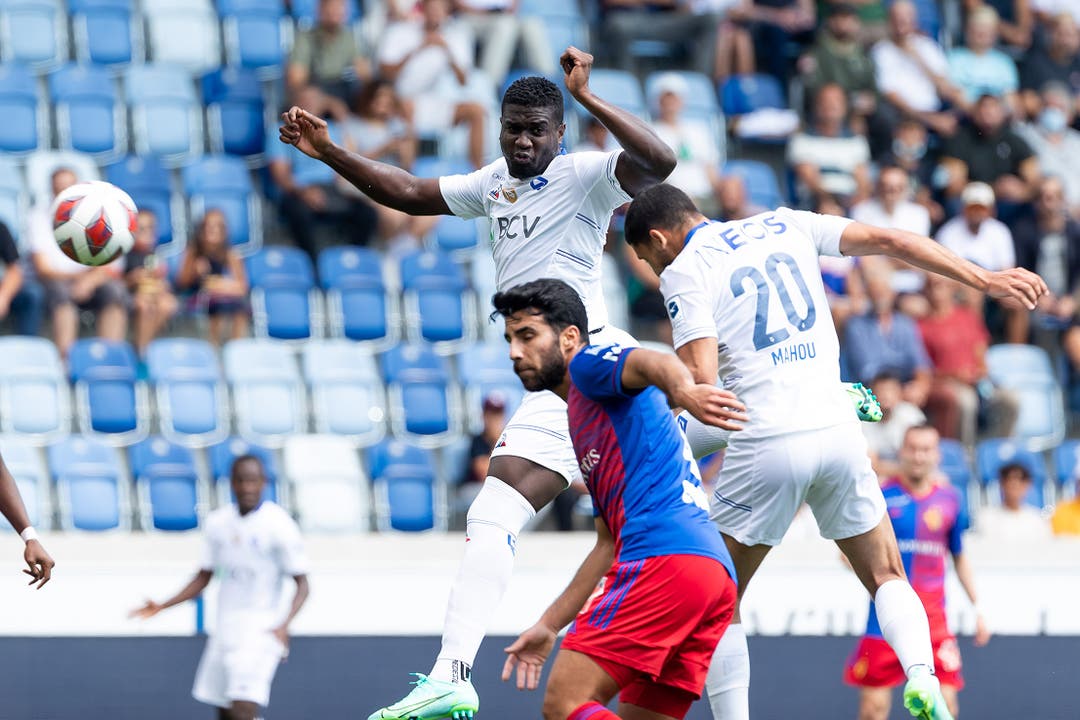 Hicham Mahou steigt höher als Eray Cömert und trifft zum 1:0 für den FC Lausanne-Sport.