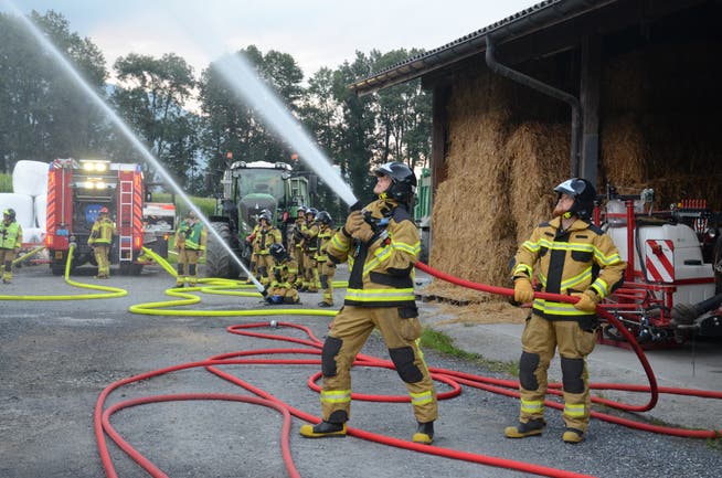 Eine Aufgabe bei der Einsatzübung: Das Übergreifen des Feuers auf benachbarte Gebäude verhindern.