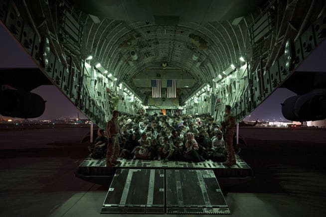 Ein Militärtransporter vom Typ C-17 Globemaster III vor dem Abflug aus Kabul: Die USA haben am Sonntag binnen 24 Stunden 10'000 Menschen aus Afghanistan geholt. 
