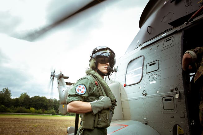 Superpuma-Helikopter landen während der grossangelegten Militärübung bei Weinfelden.