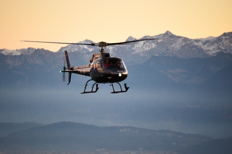 Berufspilot Stefan Elser lädt mit diesem Helikopter zu einem Rundflug für einen guten Zweck ein. Die Firma Heli Alpin in Altenrhein sponsert den Anlass.