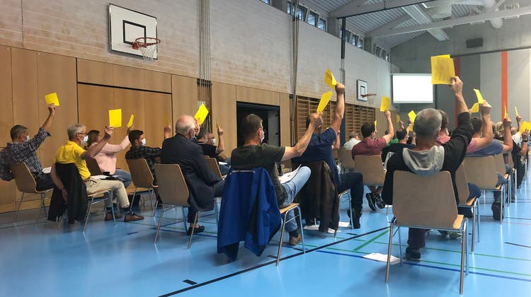 Gegenstimmen blieben an der Versammlung in der Mehrzweckhalle in Reitnau aus. (Cynthia Mira / Aargauer Zeitung)