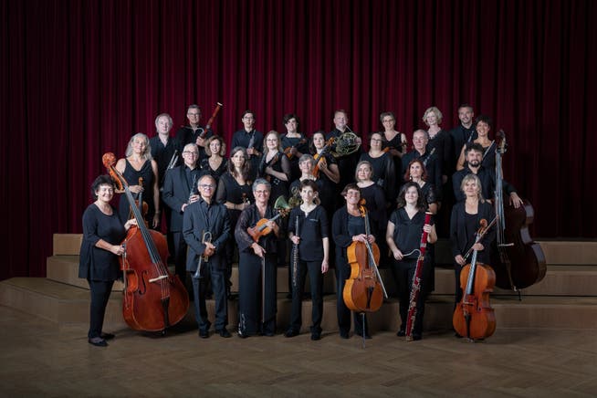 Mit Begleitung des Berner Kammerorchesters und zwei Violine-Solisten gibt Dirigentin Gabriella Carli klassische Werke von Johann Sebastian Bach und Arvo Pärt zum Besten. 