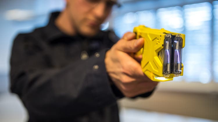 Symbolbild: Schulung im Umgang mit Tasern bei der Luzerner Kantonspolizei. (Dominik Wunderli)