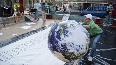 Die Jungen Grünen haben in Bern ihre Umweltverantwortungsinitiative lanciert. (Keystone)
