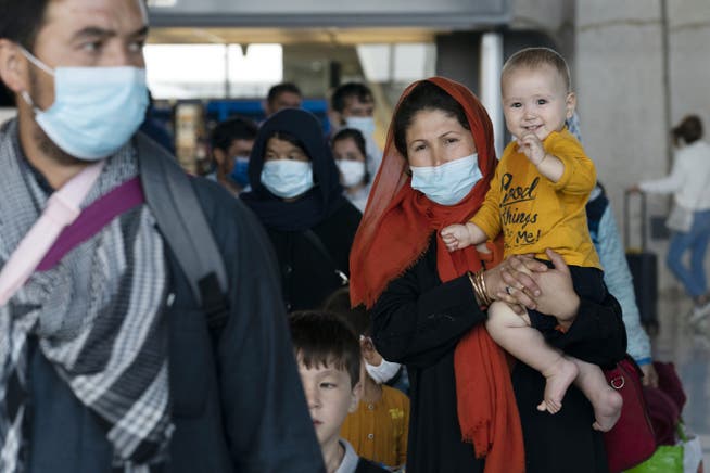 Aus Kabul evakuierte Menschen am internationalen Flughafen von Washington.