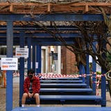 Ein Mann wartet vor dem Impfzentrum in Sydney: New South Wales hat den Lockdown bis Ende September verlängert. (Joel Carrett / EPA)