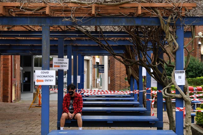 Ein Mann wartet vor dem Impfzentrum in Sydney: New South Wales hat den Lockdown bis Ende September verlängert.
