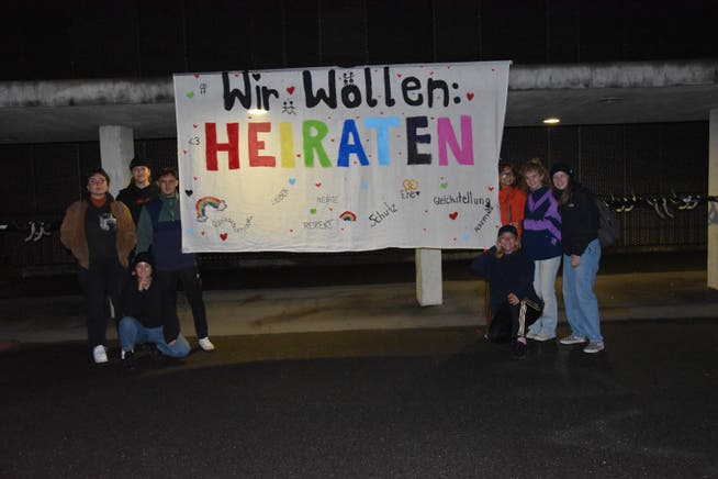 Mit dem Banner vor der Kantonsschule Obwalden will die Juso mehr Sichtbarkeit für queere Lebensrealitäten schaffen.