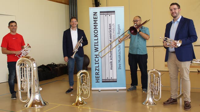 Daniel Kurz, der Präsident der Brass Band Hörhausen, Dirigent Benedikt Hubov, Musiklehrer Fredi Sonderegger und Musikschulleiter Valentin Metzger stellen Blasinstrumente vor.