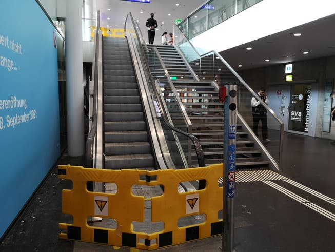 Gesperrt: Nach der Überschwemmung im Bahnhof Aarau ist die Rolltreppe noch monatelang nicht benützbar.