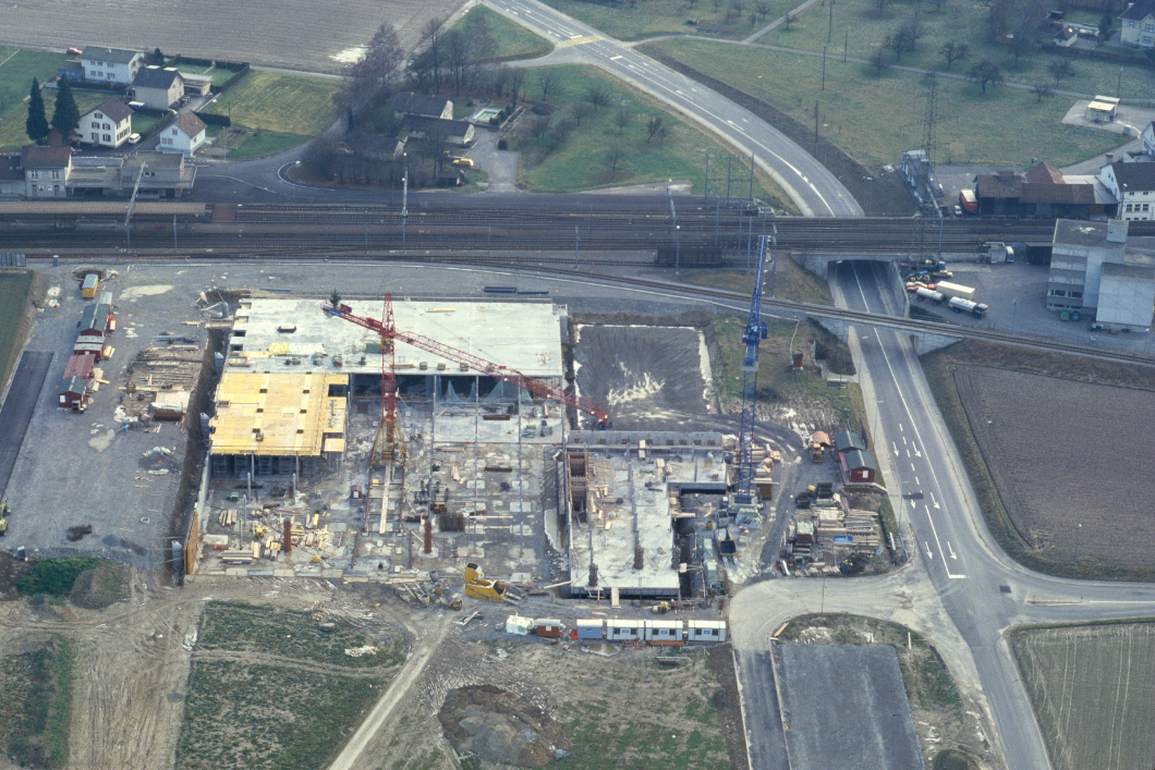 Hier wird 1981 das neue Electrolux-Logistikzentrum in Mägenwil gebaut.