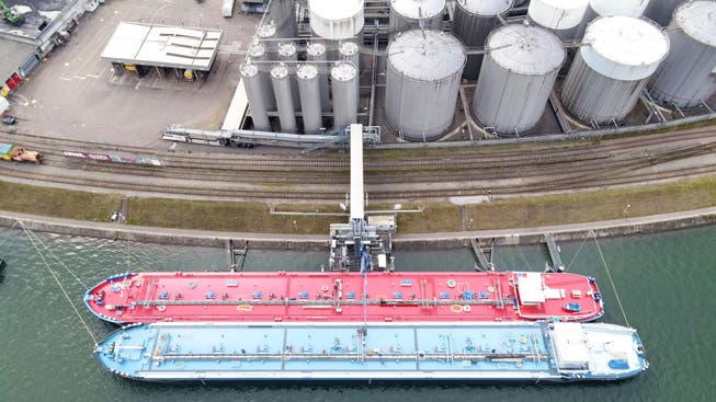 Eines der zwei Tanklager der Varo Energy im Birsfelder Hafen. Geht es nach dem Unternehmen, wird es bald auch mit Wasserstoff handeln. 