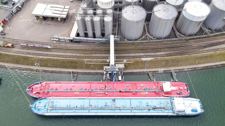 Eines der zwei Tanklager der Varo Energy im Birsfelder Hafen. Geht es nach dem Unternehmen, wird es bald auch mit Wasserstoff handeln. (bwi)