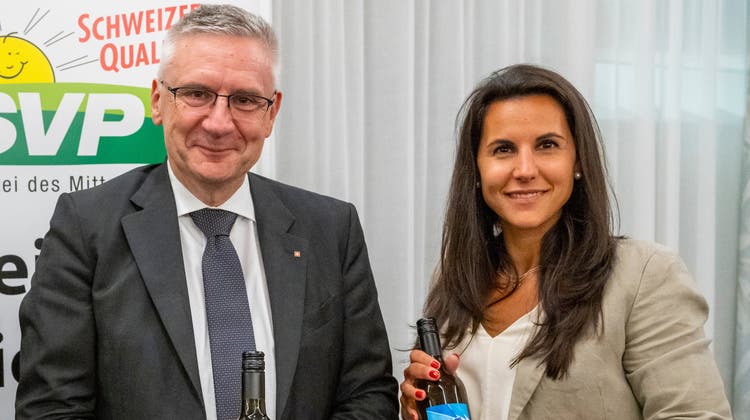 Andreas Glarner verliert mit Michelle Rütti eine treue Mitstreiterin. Bild aus ungetrübten Zeiten 2021 (mit Wein von Ex-Parteisekretär Pascal Furer). (Bild: Alex Spichale)