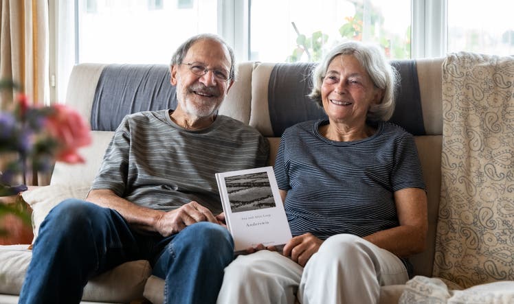 Das Ehepaar Alois (82) und Ana (75) Lang hat zusammen das neue Buch «Anderswie» mit Geschichten und Fotos veröffentlicht.