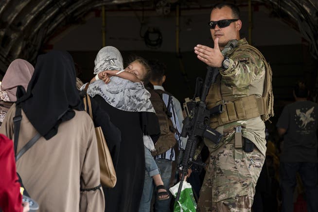 Ein US-Soldat überwacht die Evakuierung am Flughafen Kabul: Die letzten Stunden der Rettungsmission laufen.
