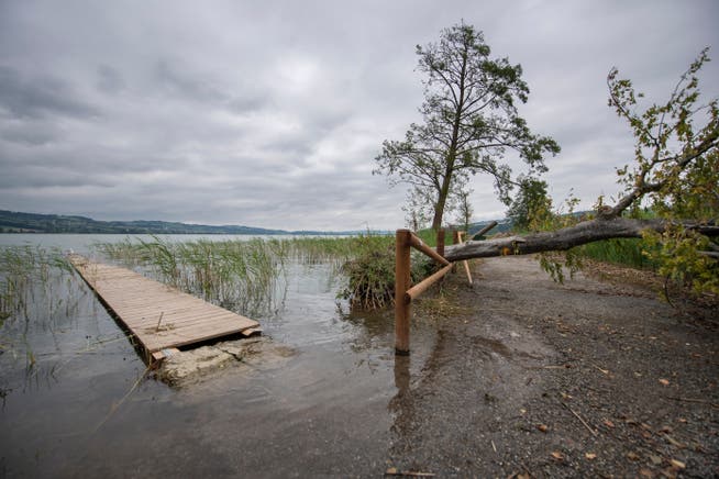 In Sempach verursachte das Hochwasser erhebliche Schäden am Uferweg.