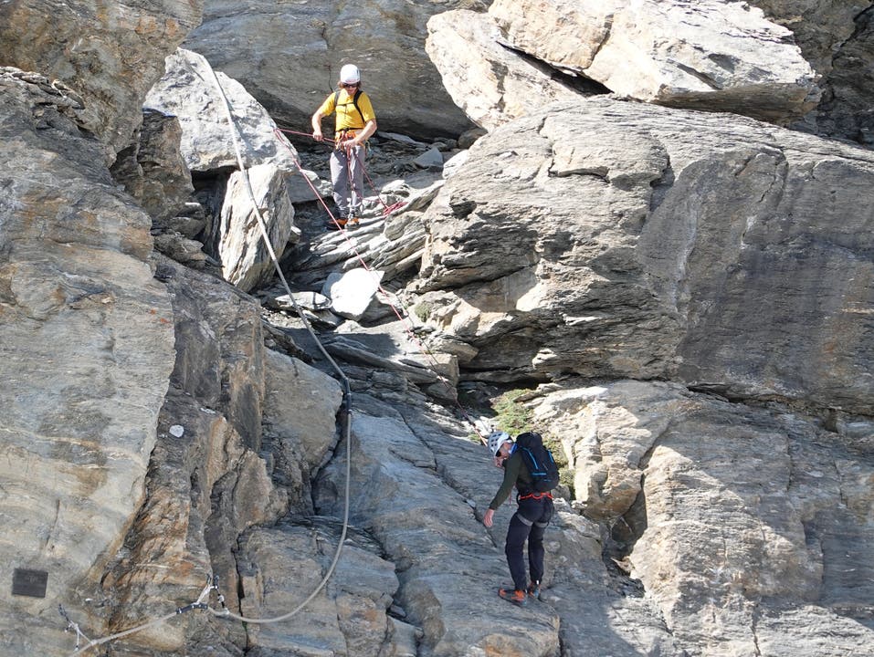 Die letzten Meter beim Abstieg vom Matterhorn. Oben Dougal Tavener, unten Charles Hardy aus Wales.
