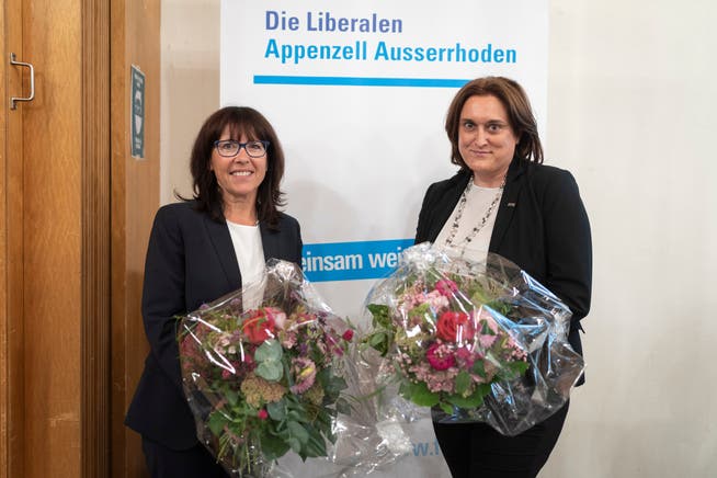 Monika Bodenmann-Odermatt (links) übergibt das Präsidium der FDP AR an Monika Gessler. 