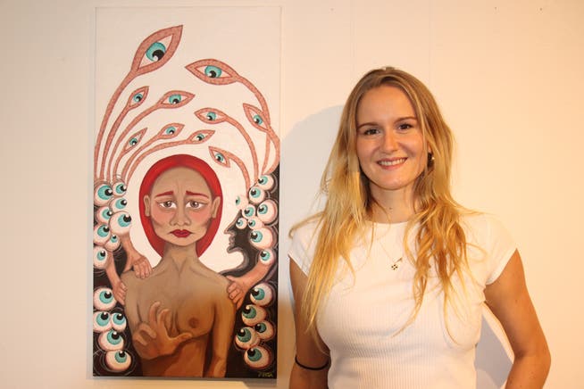 Vivienne Koch mit ihrem ersten Bild, auf welchem sie malerisch ihre Gefühle zum Ausdruck bringt.