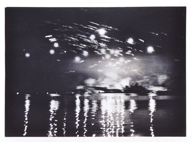 Leuchtgeschosse und Rauchschwaden von den Bomben über Friedrichshafen 1944.