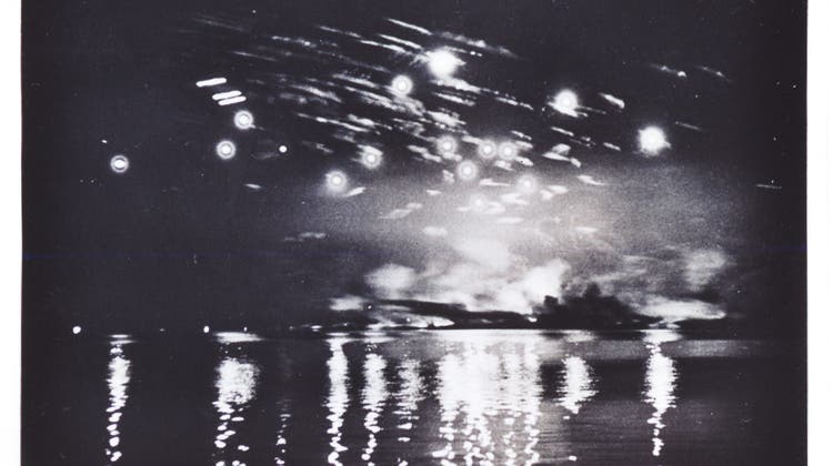 Leuchtgeschosse und Rauchschwaden von den Bomben über Friedrichshafen 1944. (Bild: PD)