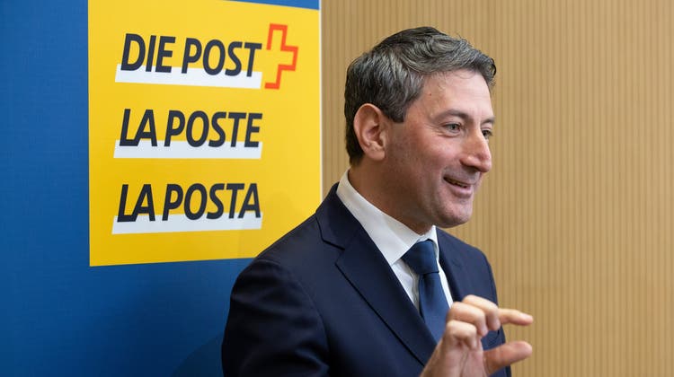 Nur ein bisschen hebt die Post die Preise für Briefe. Im Bild: Roberto Cirillo, neuer CEO der Schweizerischen Post. (Keystone)