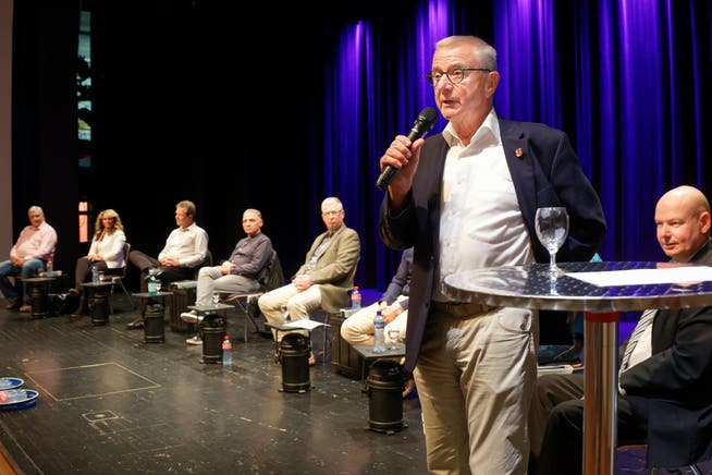 Gemeindeammann Martin Heiz an der Podiumsdiskussion mit den acht Gemeinderatskandidaten in Reinach.