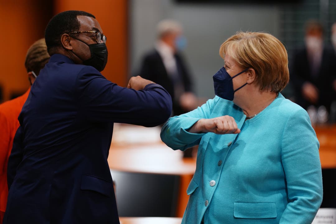 Merkel diese Woche mit dem Präsidenten der Afrikanischen Entwicklungsbank. Auch in der Coronakrise setzte die Kanzlerin auf die Wissenschaft und verhängte zum Teil strengere Massnahmen als andere.