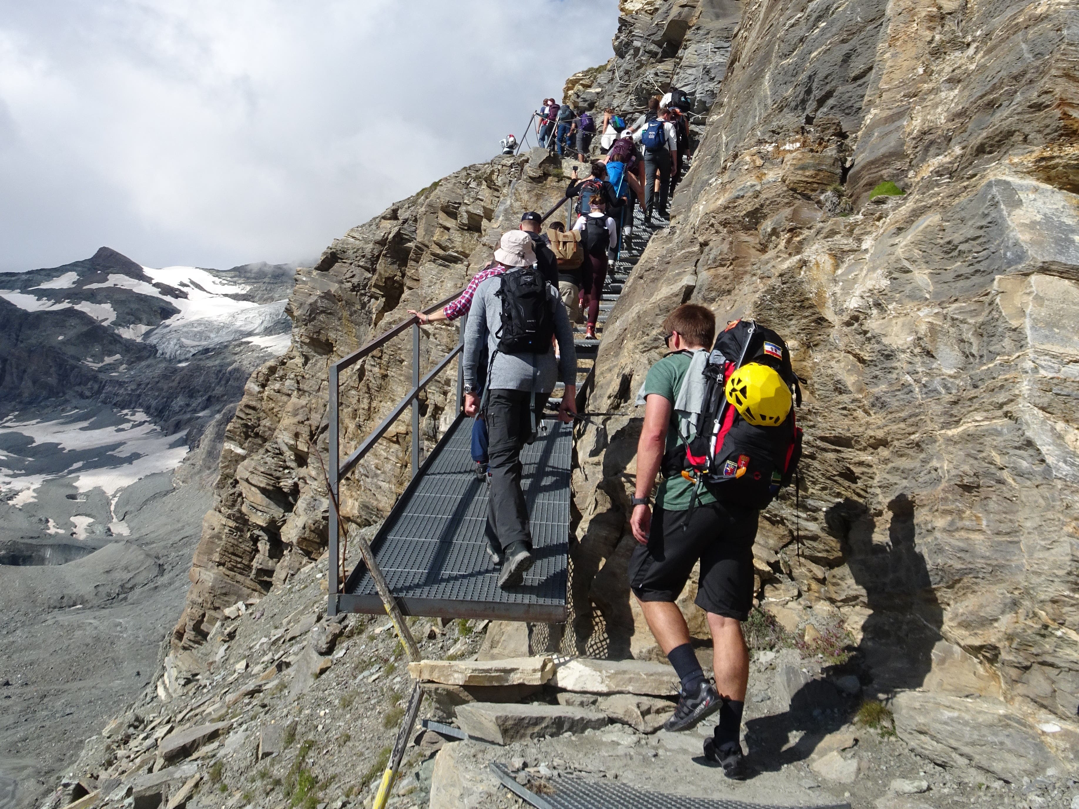 Bergwanderer-Kolonne hinauf zur Hörnlihütte letzte Woche.