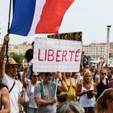 Freiheit auf dem Schuld eines Demonstranten in Paris: In Frankreich haben Anti-Impfzwang-Proteste immer stärkeren Zulauf. (Clement Mahoudeau / AFP)
