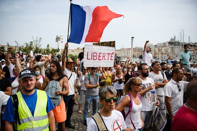 Freiheit auf dem Schuld eines Demonstranten in Paris: In Frankreich haben Anti-Impfzwang-Proteste immer stärkeren Zulauf.