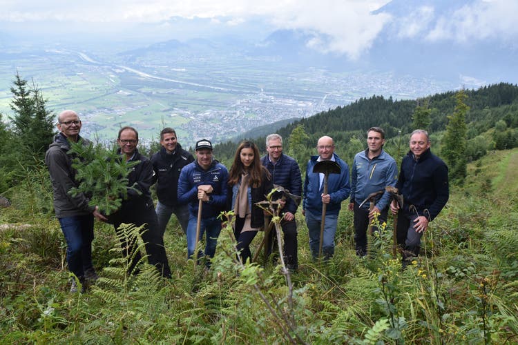 Gruppenbild im Chelenwald oberhalb von Buchs: Der Pflanzakt der Helvetia kann beginnen.