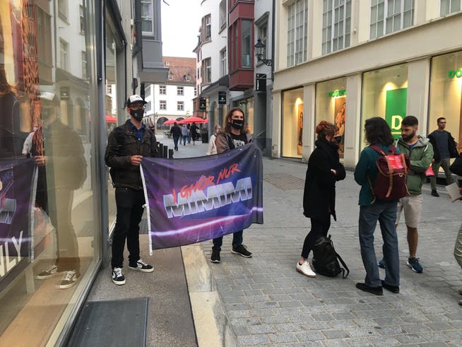 «Ich ghör nur mimimi» - Zwei Gegendemonstranten am Mittwoch in St. Gallen blieben unbehelligt.