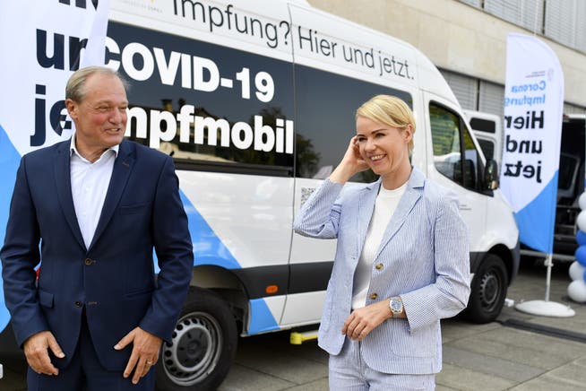 Mit Apfelsaft attackiert: Die Zürcher Regierungsrätin und Gesundheitsdirektorin Natalie Rickli (SVP), rechts, vor dem Impfmobil in Gossau (ZH) am Samstag, 21. August 2021.