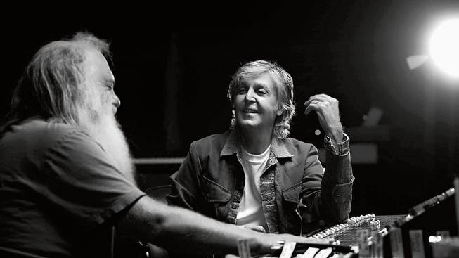 Die Chemie zwischen Paul McCartney (rechts) und dem US-amerikanischen Musikproduzenten Rick Rubin stimmt.
