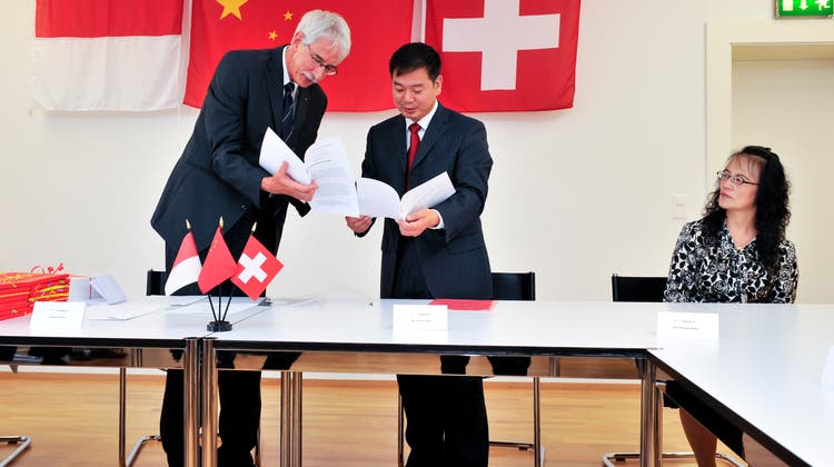 Der damalige Regierungsrat Klaus Fischer 2009 beim Empfang einer Delegation aus der chinesischen Provinz Gansu. (Oliver Menge)