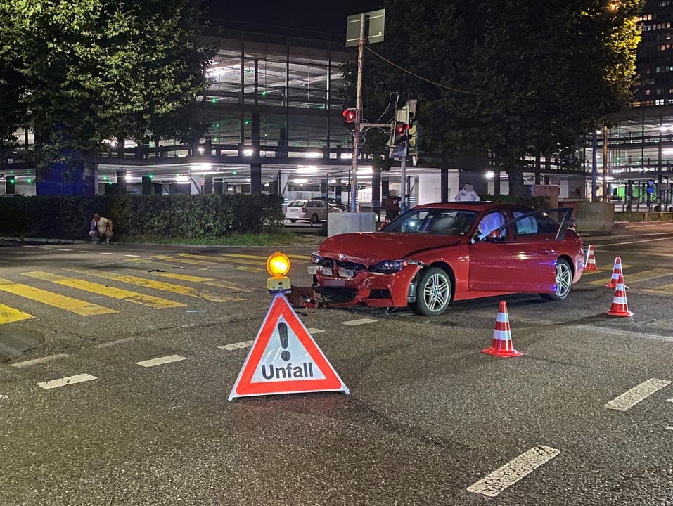 Spreitenbach AG, 26. August: Weil eine Automobilistin ein Rotlicht missachtete, stiess sie auf einer Kreuzung in Spreitenbach heftig mit einem anderen Wagen zusammen. Sie verletzte sich leicht.